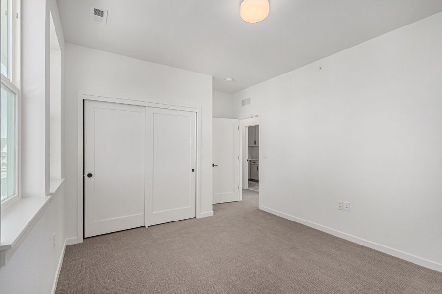 Spacious, unfurnished interior of a new home in Westerly, Erie (Image 27).