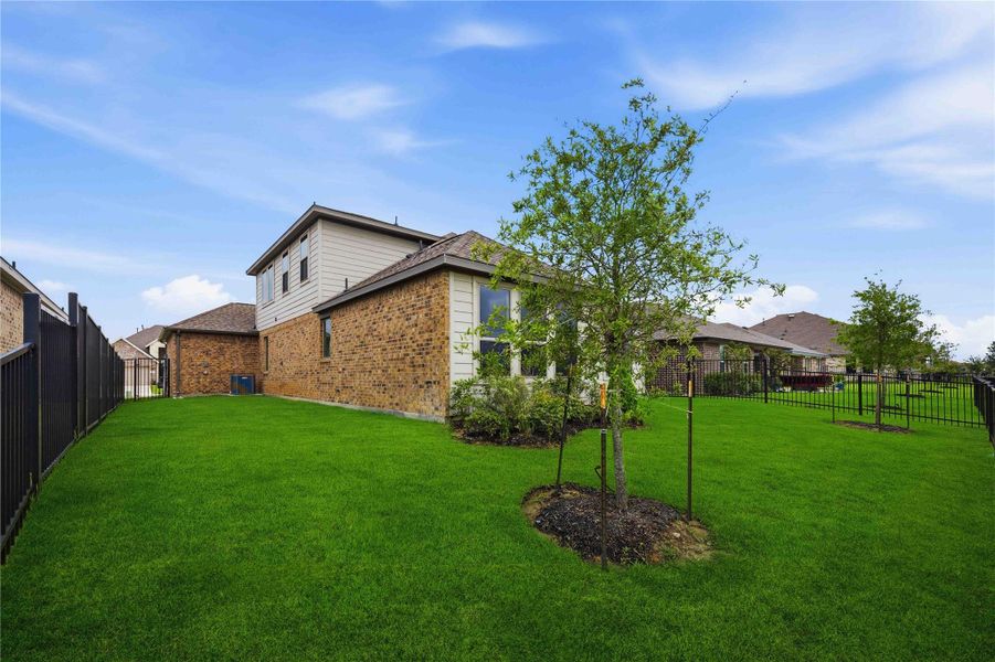 Exterior details and patio area of a home in , La Marque (Image 20).