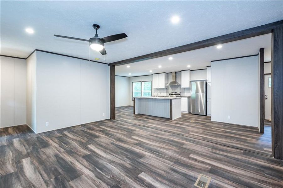 Spacious, unfurnished interior of a new home in , Jasper (Image 35).