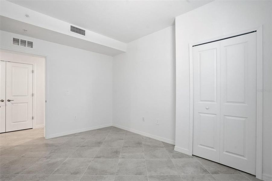 Spacious, unfurnished interior of a new home in Legends Cove, Bradenton (Image 27).