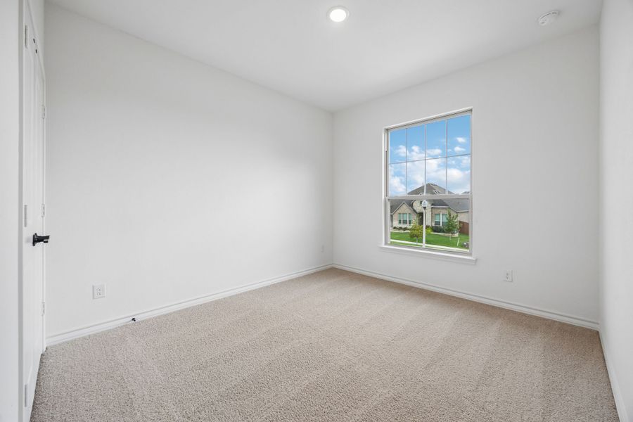 Spacious, unfurnished interior of a new home in Country Lakes, Denton (Image 23).