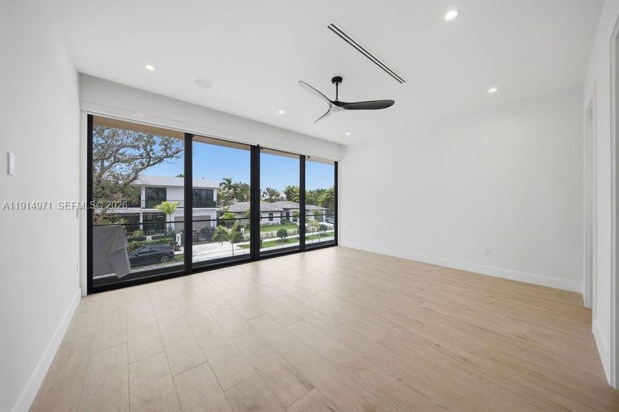 Spacious, unfurnished interior of a new home in , Fort Lauderdale (Image 60).