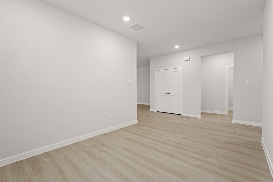 Spacious, unfurnished interior of a new home in Lakes at Crockett Martin, Conroe (Image 16).