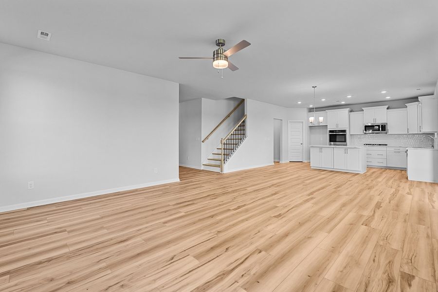 Spacious, unfurnished interior of a new home in Fieldstone, Lexington (Image 17).