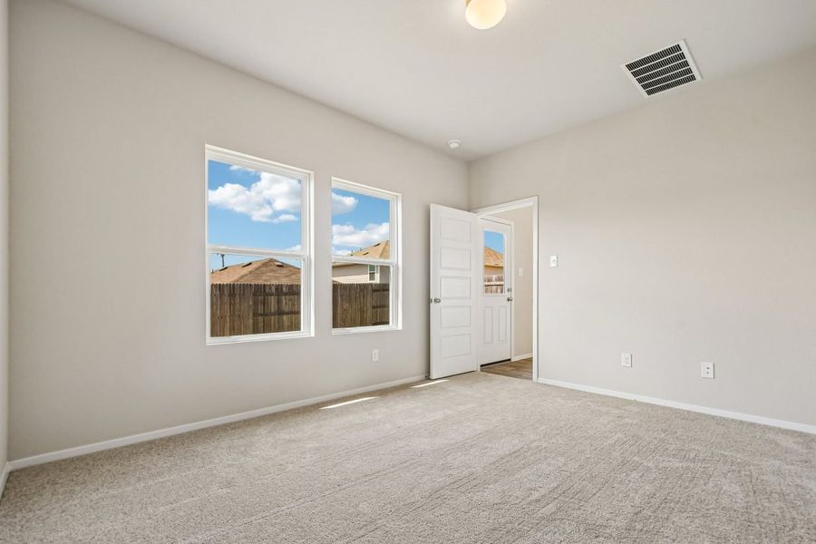 Spacious, unfurnished interior of a new home in Hymeadow, San Marcos (Image 17).