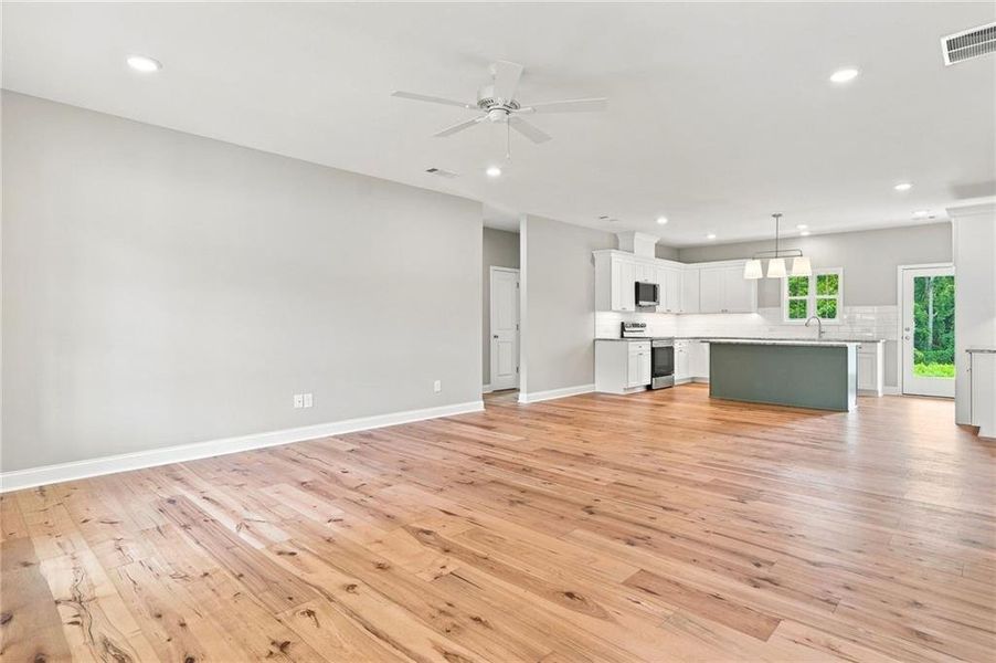 Spacious, unfurnished interior of a new home in , Jasper (Image 18).