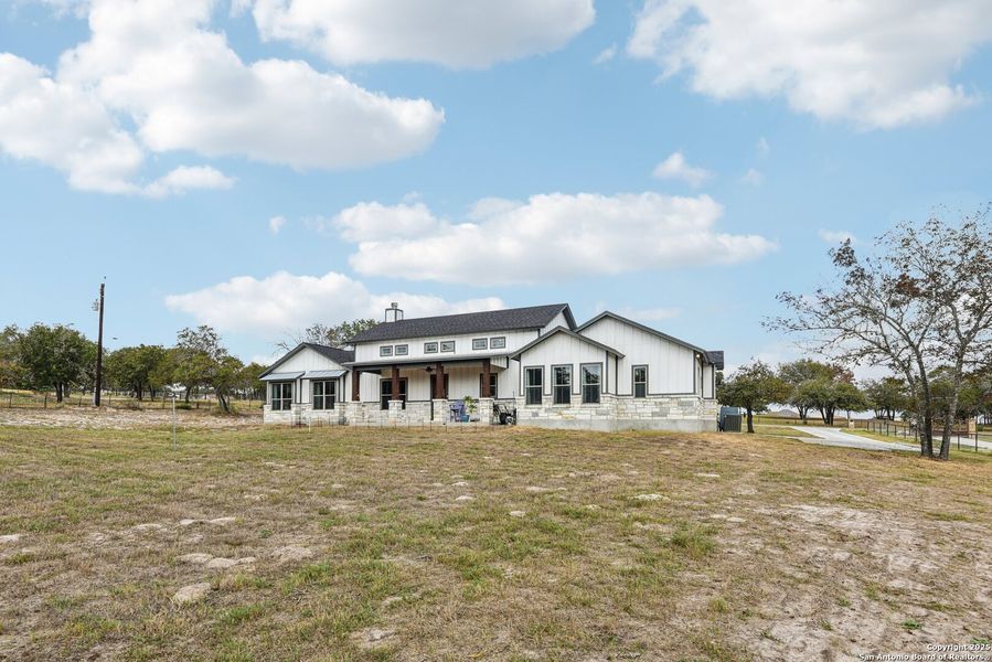 Community amenities in , Adkins (Image 37).