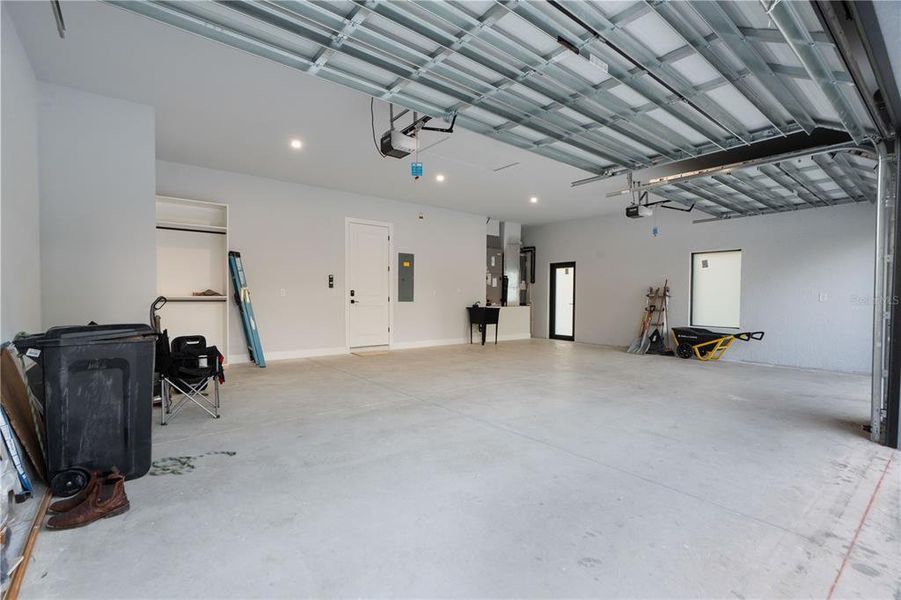 Spacious, unfurnished interior of a new home in , Weeki Wachee (Image 31).