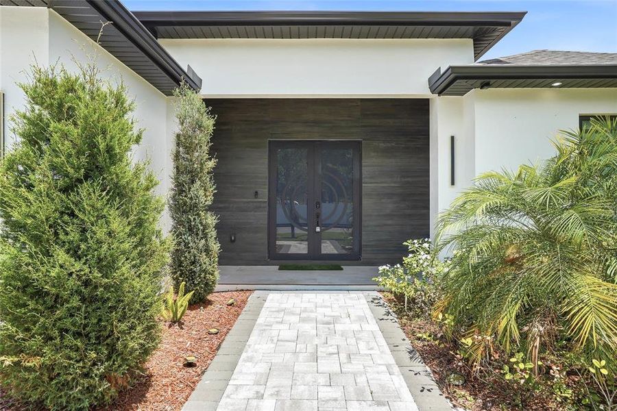 Exterior details and patio area of a home in , Tampa (Image 4).