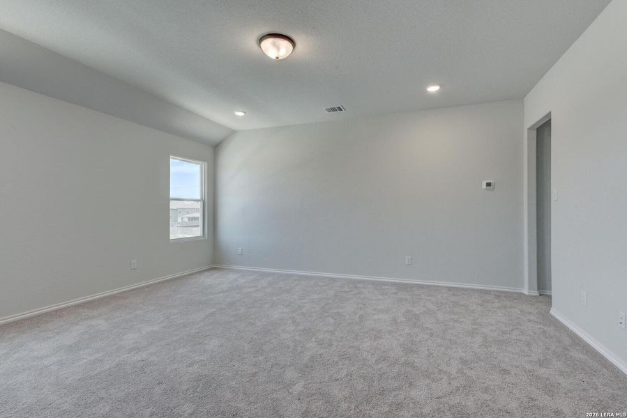 Spacious, unfurnished interior of a new home in Hennersby Hollow, San Antonio (Image 14).