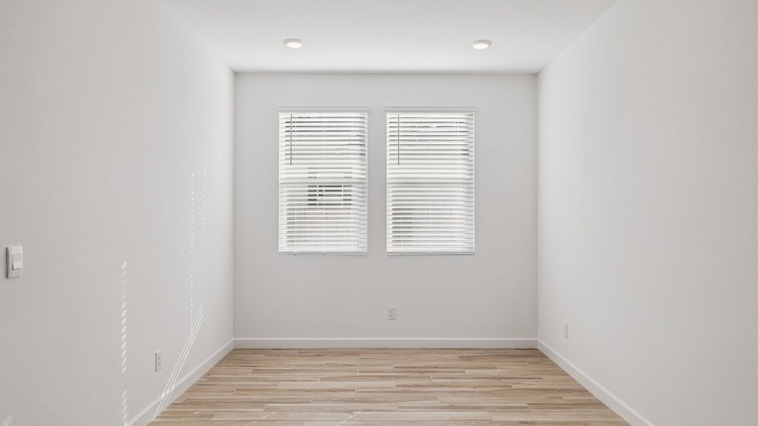 Spacious, unfurnished interior of a new home in Aloravita, Peoria (Image 13).