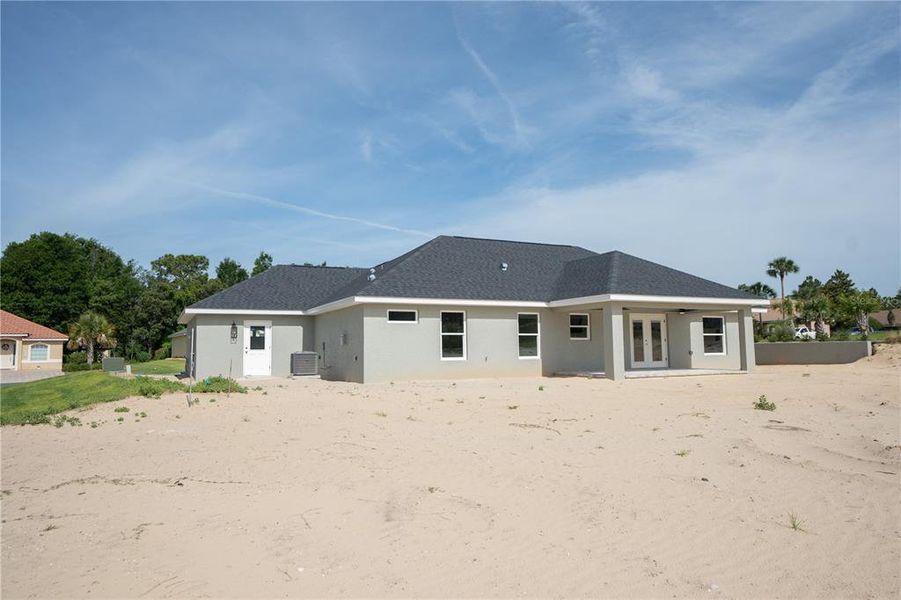 Exterior details and patio area of a home in , Dunnellon (Image 17).