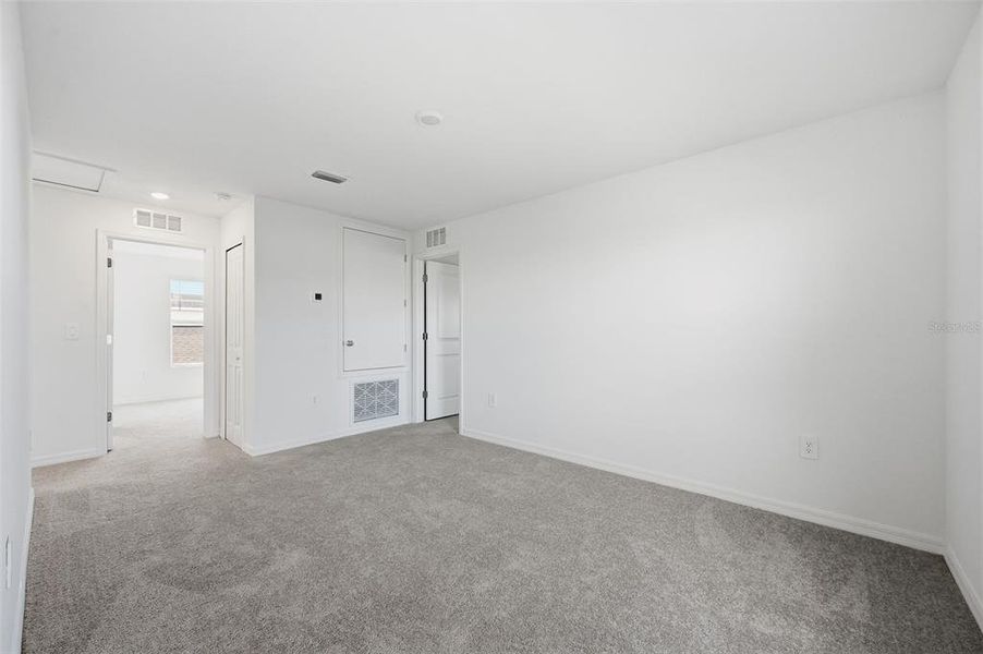 Spacious, unfurnished interior of a new home in Lennar at Turnleaf, Punta Gorda (Image 9).