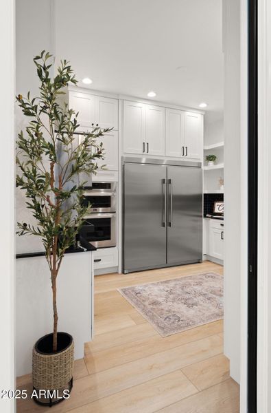 HUGE Butler's pantry! HUGE Butler's pantry!