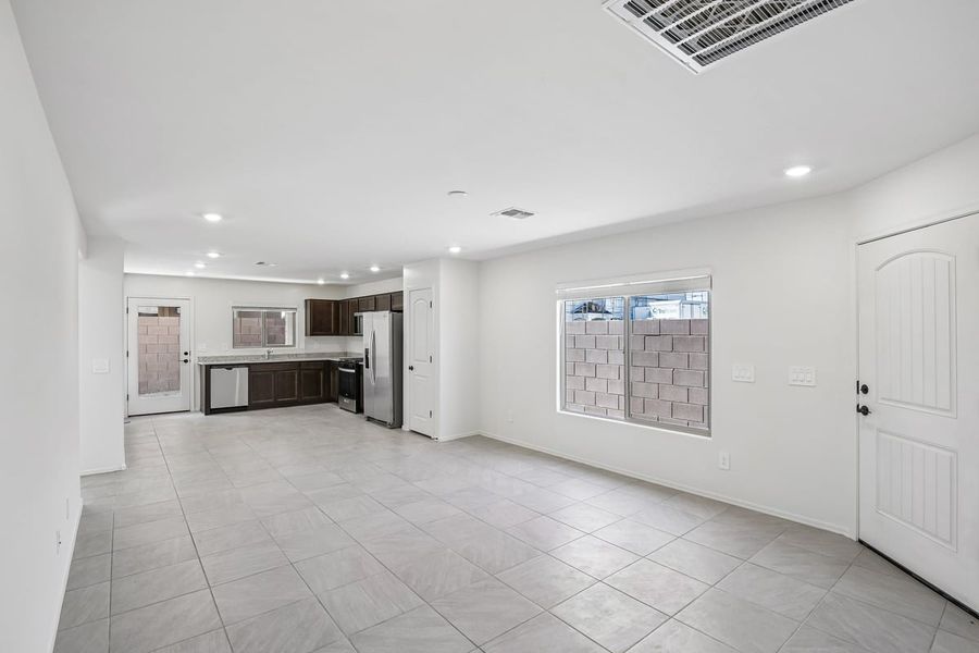 Spacious, unfurnished interior of a new home in The Landings at Rancho Del Lago, Vail (Image 7).