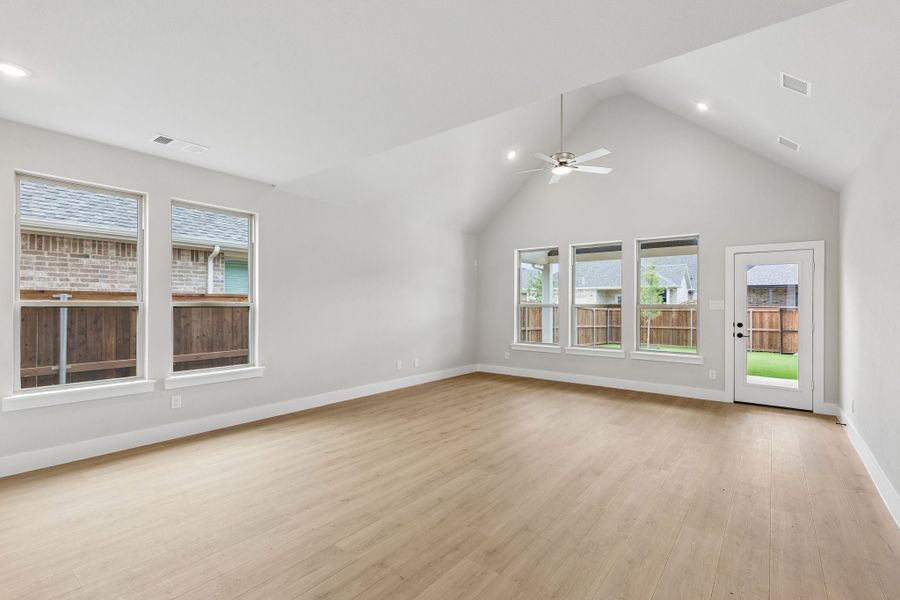Spacious, unfurnished interior of a new home in Dove Hollow, Waxahachie (Image 19). Spacious, unfurnished interior of a new home in Dove Hollow, Waxahachie (Image 19).
