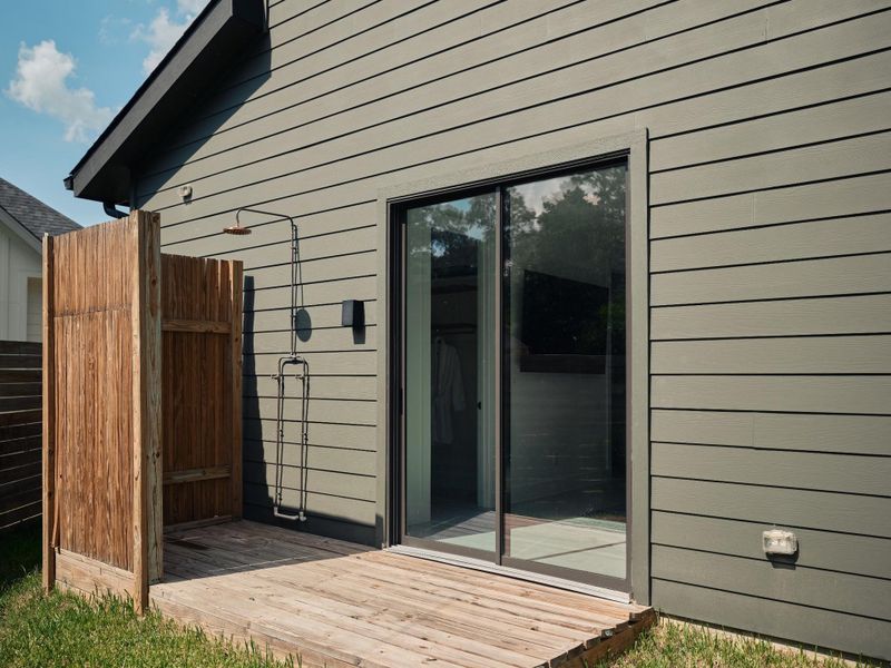 Outdoor shower that can be accessed from pool