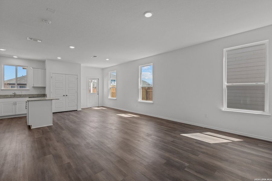 Spacious, unfurnished interior of a new home in Davis Ranch, San Antonio (Image 30).