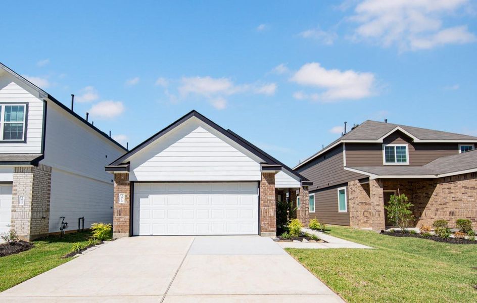 Front exterior of a new home in Mackenzie Creek, Conroe, TX, highlighting curb appeal (Image 13). Front exterior of a new home in Mackenzie Creek, Conroe, TX, highlighting curb appeal (Image 13).
