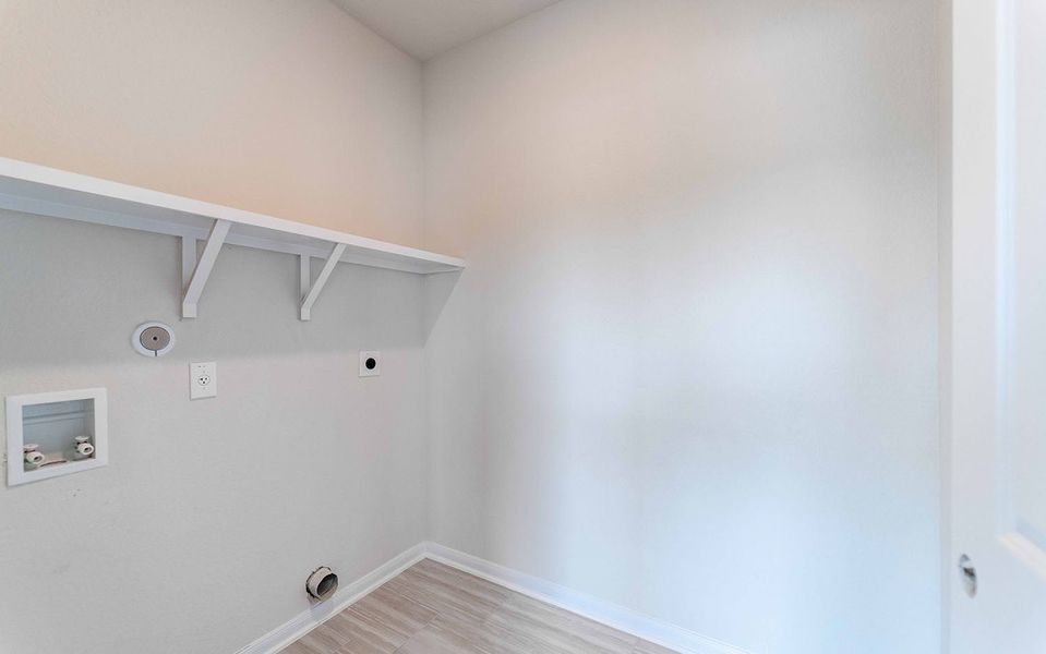 Spacious, unfurnished interior of a new home in Hunter's Ranch, San Antonio (Image 34).