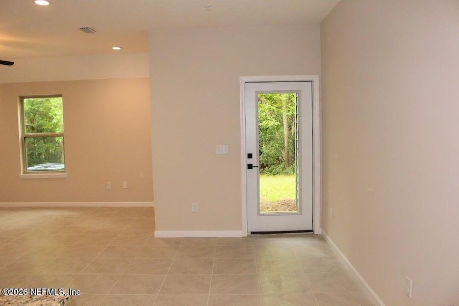 Spacious, unfurnished interior of a new home in , Middleburg (Image 12).
