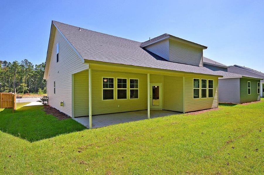 Exterior details and patio area of a home in Creek Pointe, Moncks Corner (Image 4).
