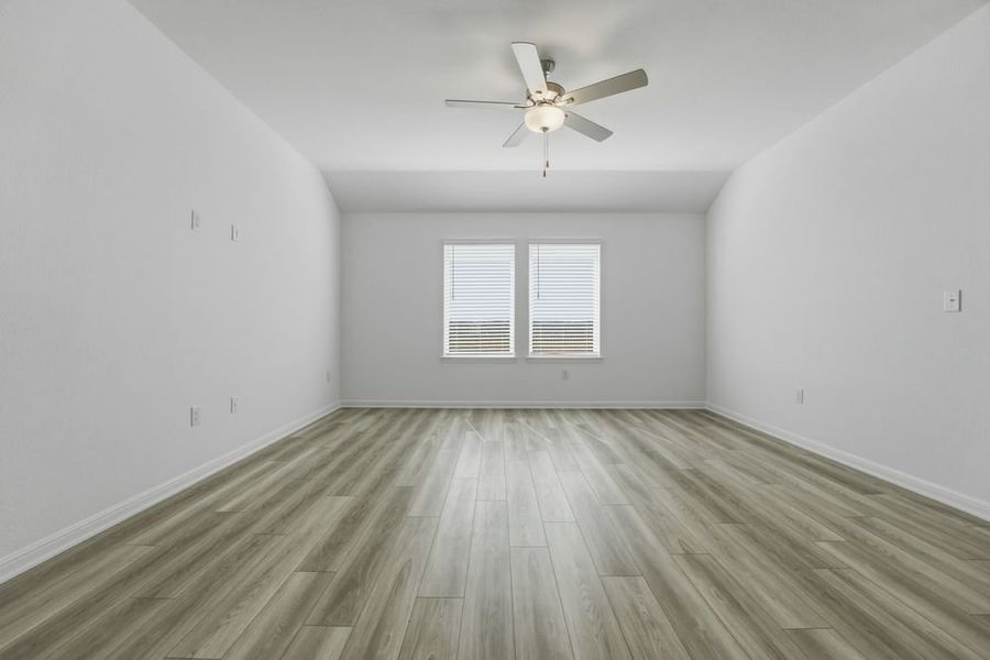 Spacious, unfurnished interior of a new home in Longview, Del Valle (Image 9).
