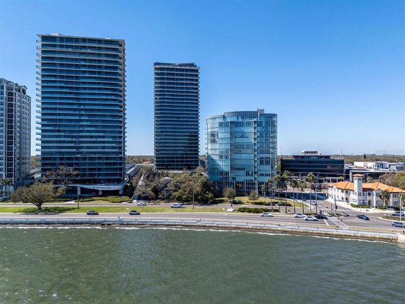 Condo located in Tampa, FL showcasing its design and architecture (Image 36).