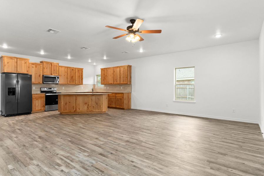 Spacious, unfurnished interior of a new home in , Lampasas (Image 25).