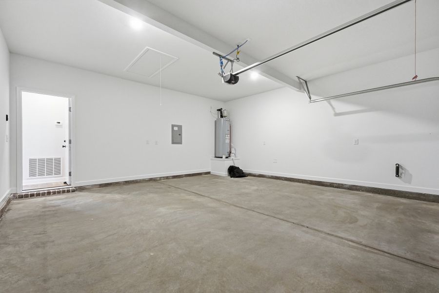 Spacious, unfurnished interior of a new home in Barton's Bend, Crestview (Image 41).