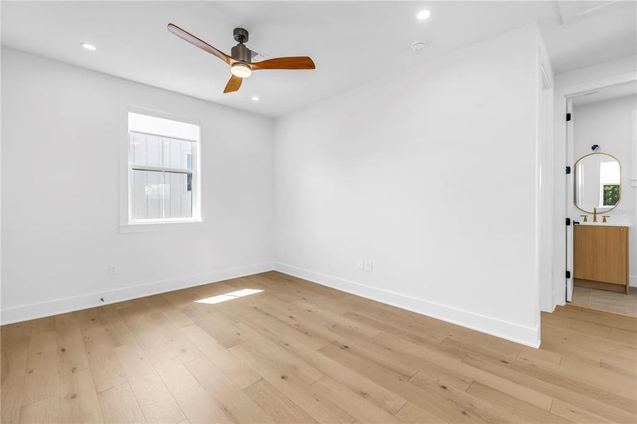 Spacious, unfurnished interior of a new home in , St. Petersburg (Image 38).