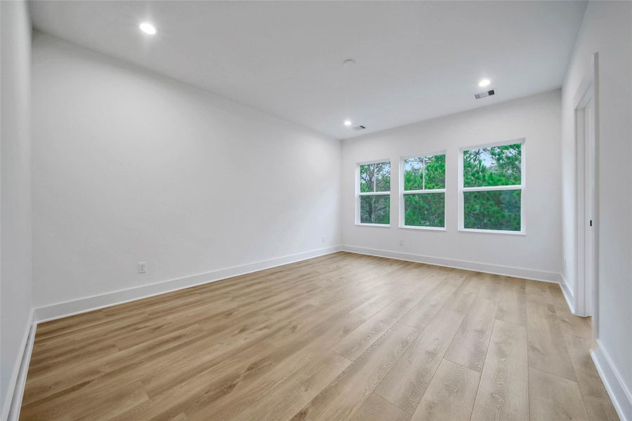 Spacious, unfurnished interior of a new home in , Houston (Image 39).