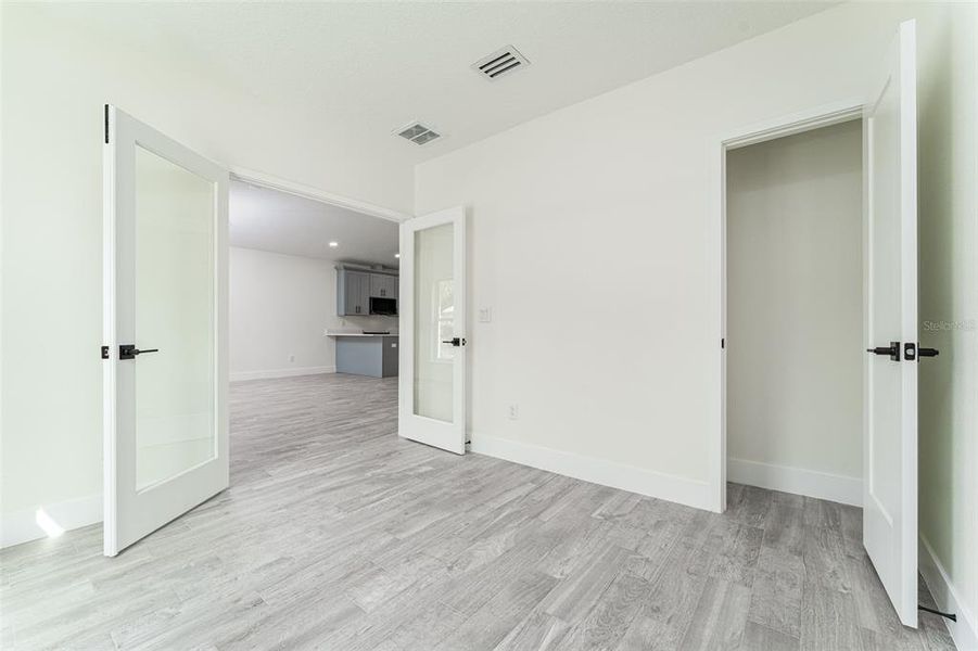 Spacious, unfurnished interior of a new home in , Tampa (Image 13).