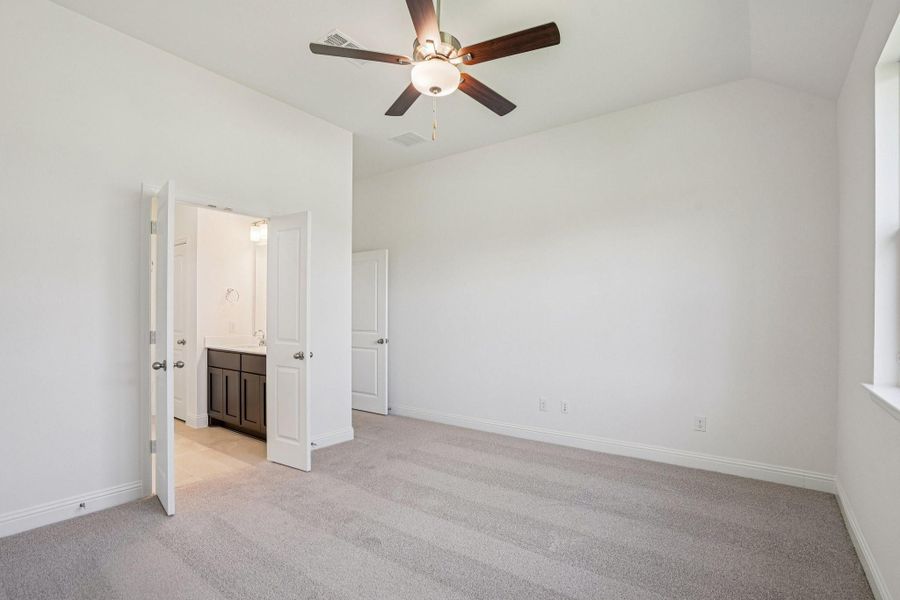 Spacious, unfurnished interior of a new home in Sienna 40', Missouri City (Image 28).