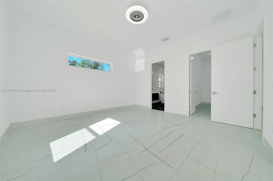 Spacious, unfurnished interior of a new home in , Ocala (Image 7).
