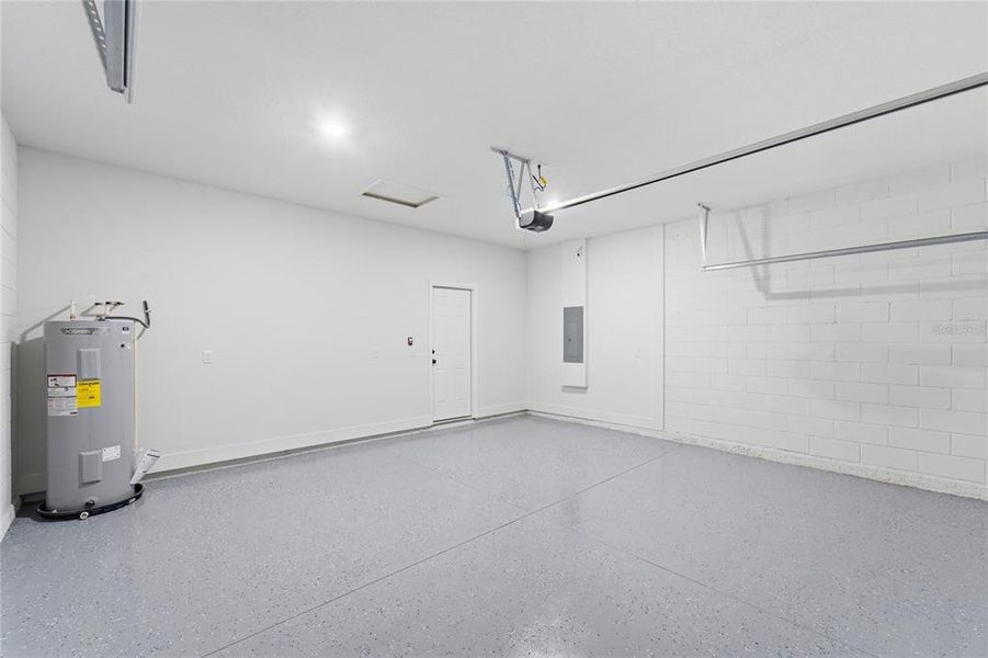 Spacious, unfurnished interior of a new home in , Citrus Springs (Image 31).