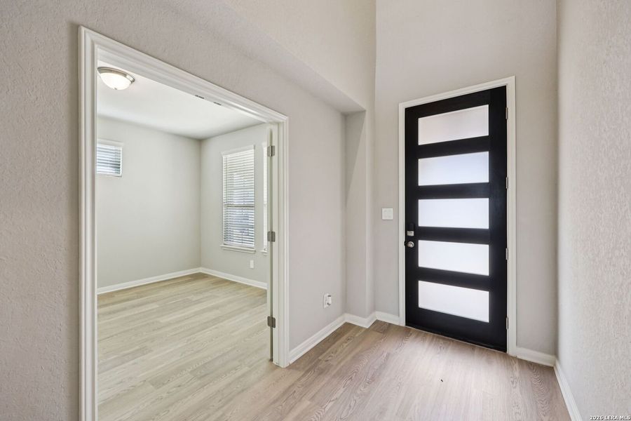 Spacious, unfurnished interior of a new home in Fox Falls, Boerne (Image 25).