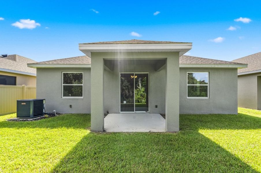 Exterior details and patio area of a home in Eden Hills, Lake Alfred (Image 4).
