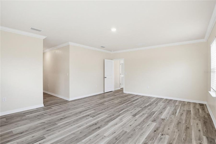 Spacious, unfurnished interior of a new home in Coddington, Bradenton (Image 39).