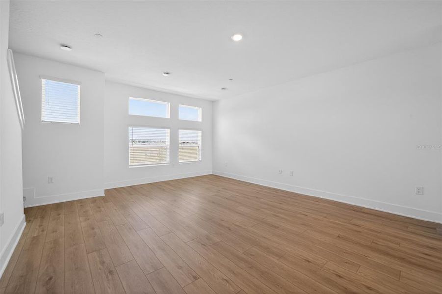 Spacious, unfurnished interior of a new home in , Winter Garden (Image 19).