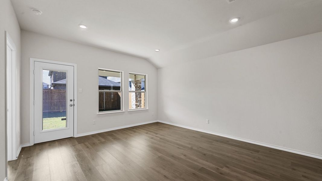 Spacious, unfurnished interior of a new home in Blaire Lake, Tyler (Image 12).