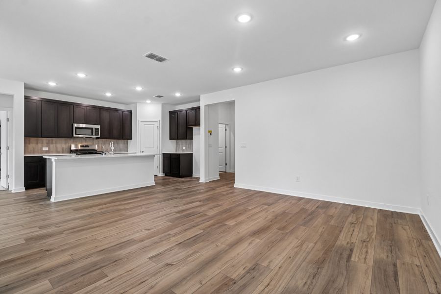 Spacious, unfurnished interior of a new home in Parkton Square, Kyle (Image 15).