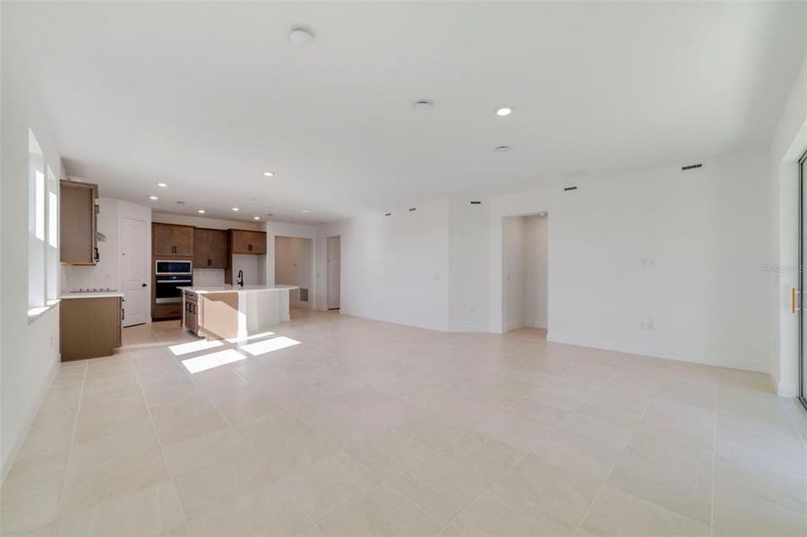 Spacious, unfurnished interior of a new home in Vintner Reserve, Clermont (Image 24).