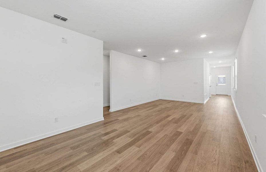 Spacious, unfurnished interior of a new home in Sunfield, Buda (Image 14).