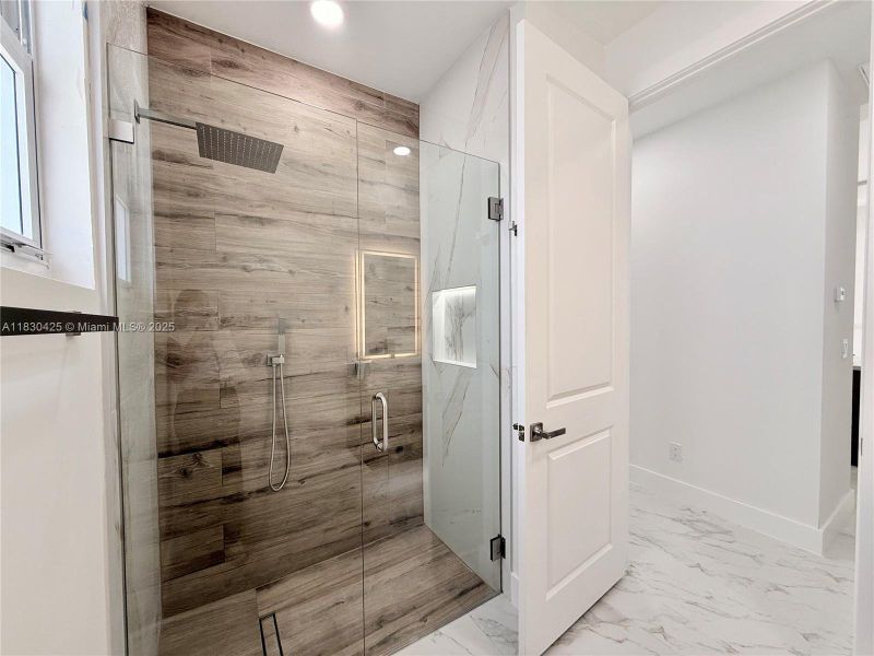 Spacious, unfurnished interior of a new home in , Cape Coral (Image 24).