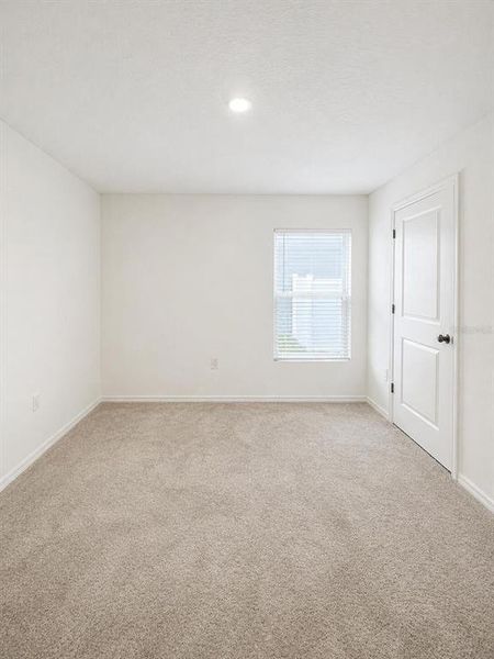 Spacious, unfurnished interior of a new home in Eagle Hammock, Eagle Lake (Image 36).