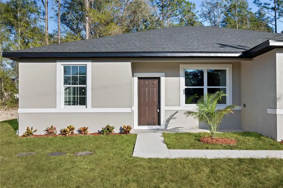 Exterior details and patio area of a home in , Dunnellon (Image 3).