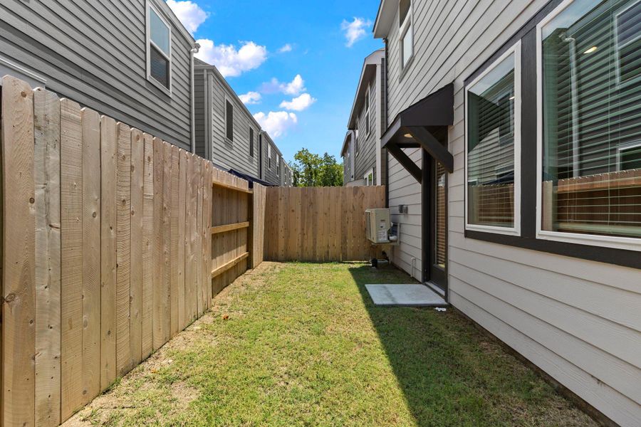 Exterior details and patio area of a home in Highland Court, Houston (Image 4).
