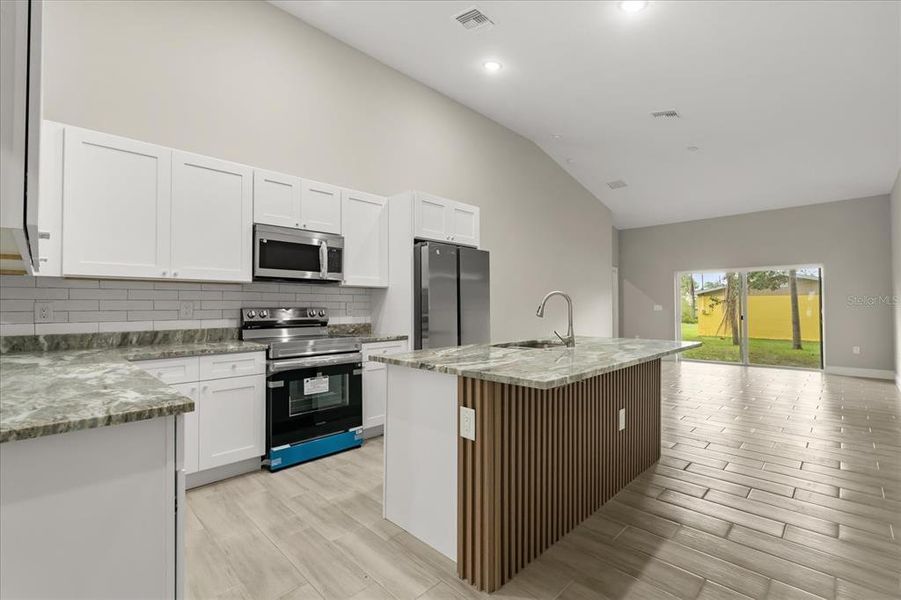 Furnished interior view inside a new home in , Lake Alfred (Image 5).