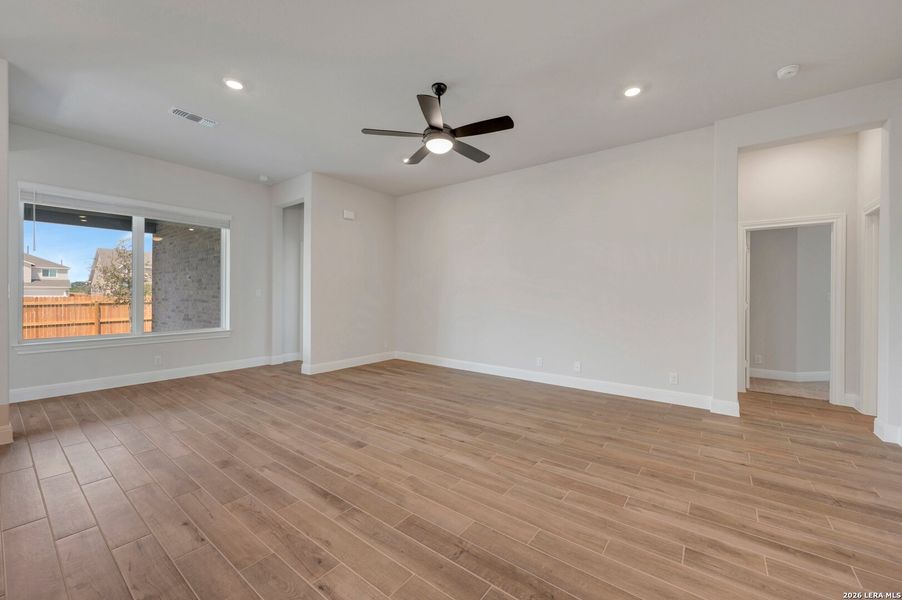 Spacious, unfurnished interior of a new home in Davis Ranch 50', San Antonio (Image 35).